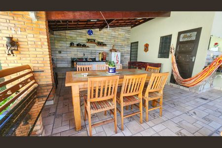 Casa à venda com 250m², 4 quartos e 6 vagas Casa à venda com 250m², 4 quartos e 6 vagasArea comum