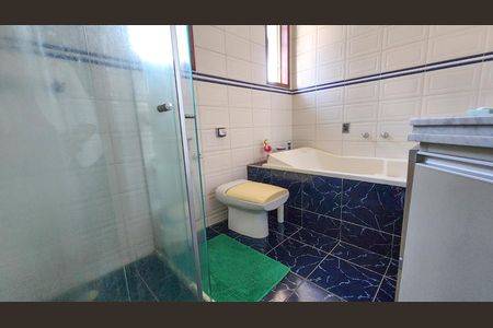 Casa à venda com 250m², 4 quartos e 6 vagas Casa à venda com 250m², 4 quartos e 6 vagasBanheiro/Suite 2