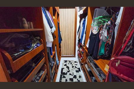 Casa à venda com 250m², 4 quartos e 6 vagas Casa à venda com 250m², 4 quartos e 6 vagasCloset /Suite 2