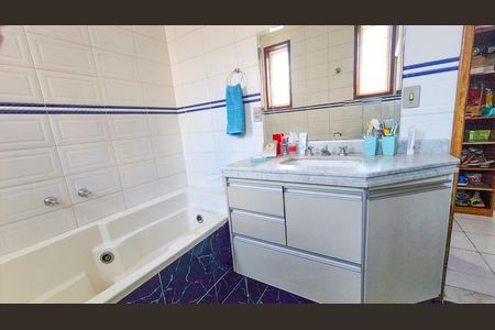 Casa à venda com 250m², 4 quartos e 6 vagas Casa à venda com 250m², 4 quartos e 6 vagasBanheiro/Suite 2