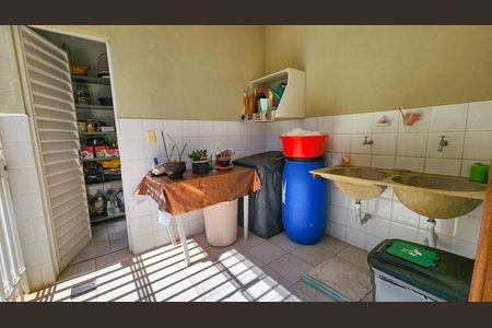 Casa à venda com 250m², 4 quartos e 6 vagas Casa à venda com 250m², 4 quartos e 6 vagasLavanderia