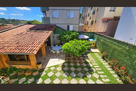 Casa à venda com 250m², 4 quartos e 6 vagas Casa à venda com 250m², 4 quartos e 6 vagasArea comum