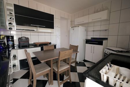 Casa à venda com 175m², 5 quartos e 2 vagas Casa à venda com 175m², 5 quartos e 2 vagasCozinha 2