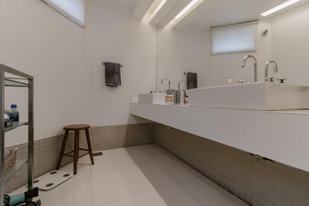 Casa à venda com 485m², 3 quartos e 3 vagas Casa à venda com 485m², 3 quartos e 3 vagasBanheiro da Suíte 1