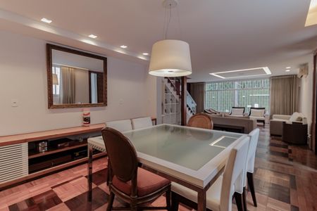 Casa à venda com 485m², 3 quartos e 3 vagas Casa à venda com 485m², 3 quartos e 3 vagasSala de Jantar