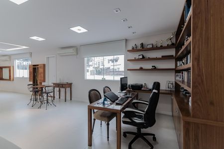 Casa à venda com 485m², 3 quartos e 3 vagas Casa à venda com 485m², 3 quartos e 3 vagasEscritório