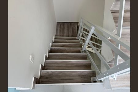 Casa de condomínio à venda com 180m², 2 quartos e 1 vagaEscada