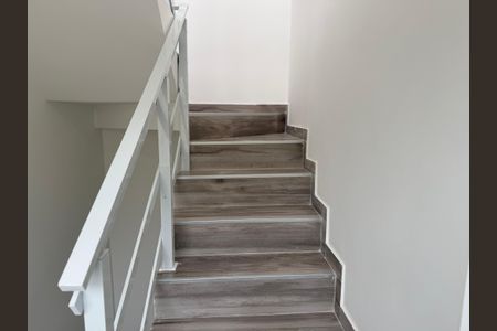 Casa de condomínio à venda com 180m², 2 quartos e 1 vagaEscada