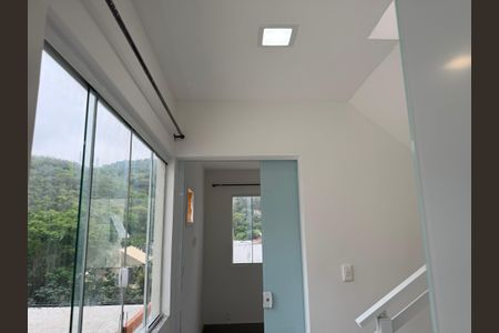 Casa de condomínio à venda com 180m², 2 quartos e 1 vagaEscada