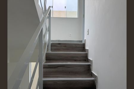 Casa de condomínio à venda com 180m², 2 quartos e 1 vagaEscada