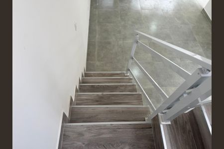 Casa de condomínio à venda com 180m², 2 quartos e 1 vagaEscada