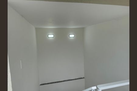 Casa de condomínio à venda com 180m², 2 quartos e 1 vagaEscada