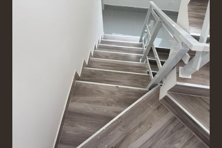 Casa de condomínio à venda com 180m², 2 quartos e 1 vagaEscada