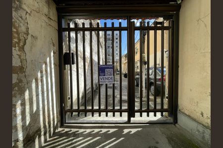 Casa à venda com 233m², 2 quartos e 1 vaga Casa à venda com 233m², 2 quartos e 1 vagaFachada e Placa