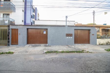 Casa à venda com 360m², 4 quartos e 3 vagas Casa à venda com 360m², 4 quartos e 3 vagasFachada
