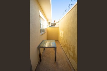 Casa para alugar com 55m², 2 quartos e 2 vagasCorredor fundos da casa