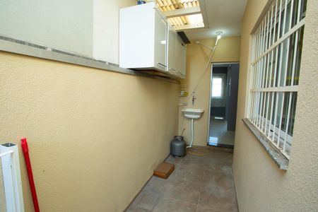 Casa para alugar com 55m², 2 quartos e 2 vagasCorredor lateral da casa - Área de Serviço