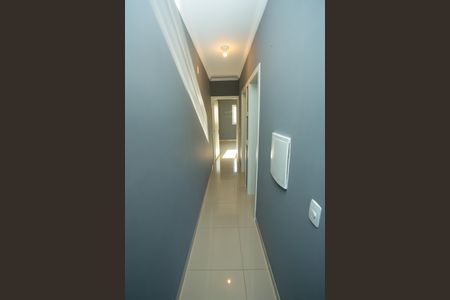 Casa para alugar com 55m², 2 quartos e 2 vagasCorredor entre quartos e banheiro