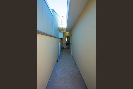 Casa para alugar com 55m², 2 quartos e 2 vagasCorredor lateral da casa - Área de Serviço