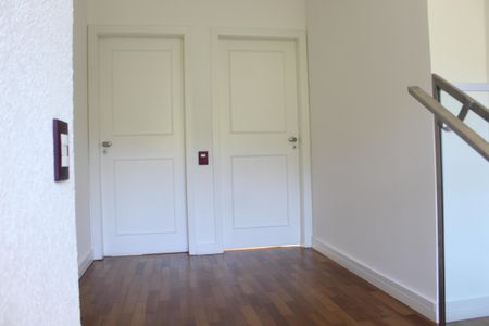 Casa de condomínio para alugar com 295m², 4 quartos e 2 vagasEscada