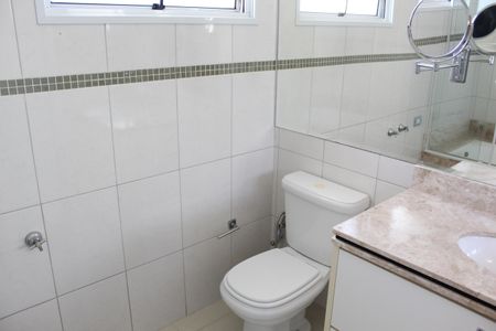 Casa de condomínio para alugar com 295m², 4 quartos e 2 vagasBanheiro da Suíte Master