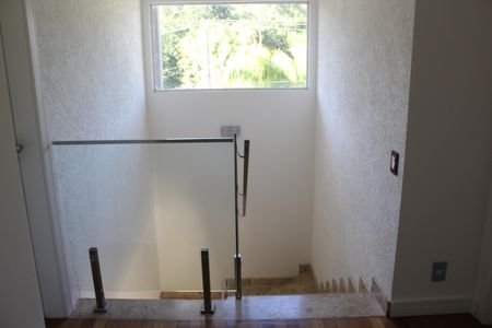 Casa de condomínio para alugar com 295m², 4 quartos e 2 vagasEscada