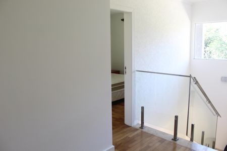 Casa de condomínio para alugar com 295m², 4 quartos e 2 vagasEscada