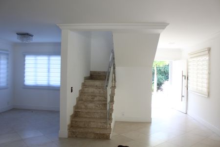 Casa de condomínio para alugar com 295m², 4 quartos e 2 vagasDetalhe Sala