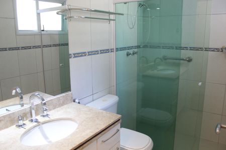 Casa de condomínio para alugar com 295m², 4 quartos e 2 vagasBanheiro da Suíte 1