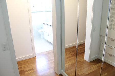 Casa de condomínio para alugar com 295m², 4 quartos e 2 vagasCloset da Suíte Master
