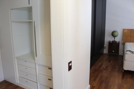 Casa de condomínio para alugar com 295m², 4 quartos e 2 vagasSuíte master