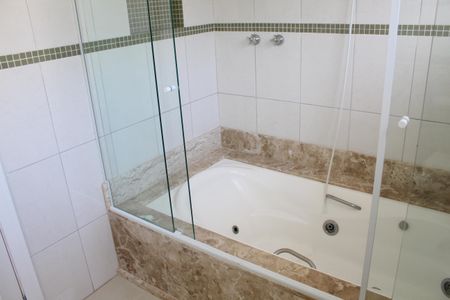 Casa de condomínio para alugar com 295m², 4 quartos e 2 vagasBanheiro da Suíte Master