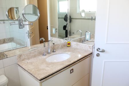 Casa de condomínio para alugar com 295m², 4 quartos e 2 vagasBanheiro da Suíte Master