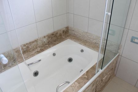 Casa de condomínio para alugar com 295m², 4 quartos e 2 vagasBanheiro da Suíte Master