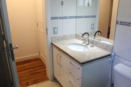 Casa de condomínio para alugar com 295m², 4 quartos e 2 vagasBanheiro da Suíte 1