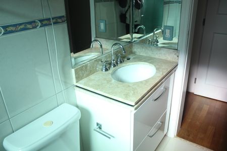 Casa de condomínio para alugar com 295m², 4 quartos e 2 vagasBanheiro da Suíte 3