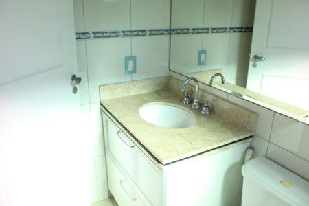 Casa de condomínio para alugar com 295m², 4 quartos e 2 vagasBanheiro da Suíte 2