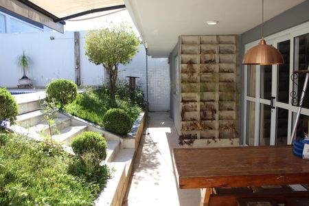 Casa de condomínio para alugar com 295m², 4 quartos e 2 vagasQuintal