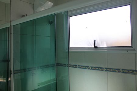 Casa de condomínio para alugar com 295m², 4 quartos e 2 vagasBanheiro da Suíte 2