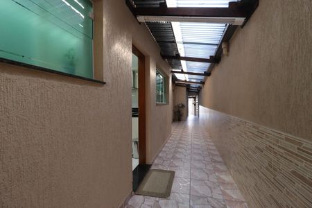 Casa à venda com 145m², 2 quartos e 2 vagasCorredor externo