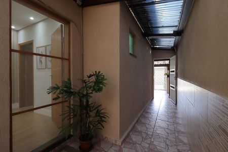 Casa à venda com 145m², 2 quartos e 2 vagasCorredor externo