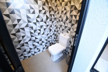 Casa de condomínio à venda com 229m², 3 quartos e 4 vagasBanheiro de serviço