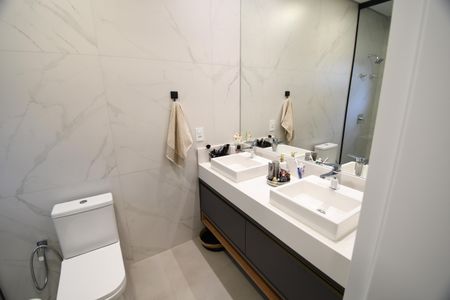 Casa de condomínio à venda com 229m², 3 quartos e 4 vagasBanheiro do Quarto 1