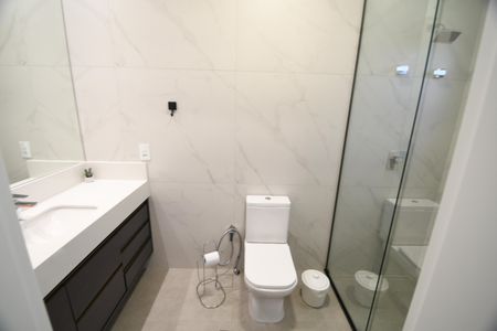 Casa de condomínio à venda com 229m², 3 quartos e 4 vagasBanheiro do Quarto 2