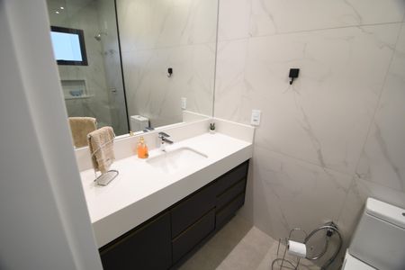 Casa de condomínio à venda com 229m², 3 quartos e 4 vagasBanheiro do Quarto 2