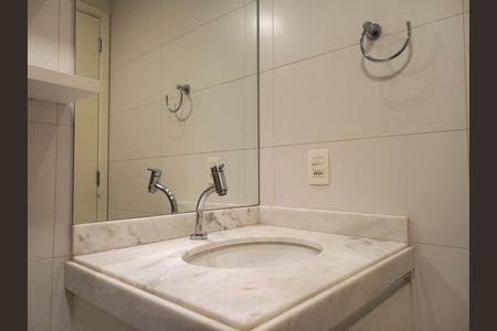 Banheiro social de apartamento para alugar com 2 quartos, 67m² em Santa Ifigênia, São Paulo