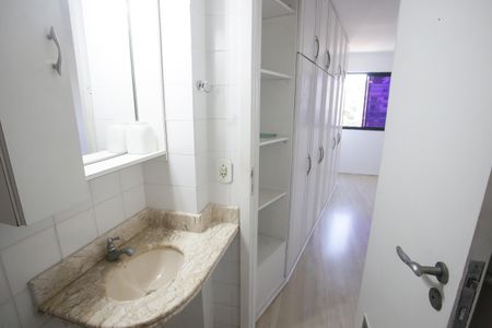 Apartamento à venda com 280m², 5 quartos e 2 vagas Apartamento à venda com 280m², 5 quartos e 2 vagasBanheiro da Suíte 1