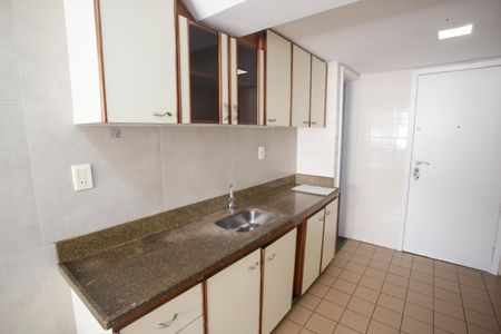 Apartamento à venda com 280m², 5 quartos e 2 vagas Apartamento à venda com 280m², 5 quartos e 2 vagasCozinha e Área de Serviço