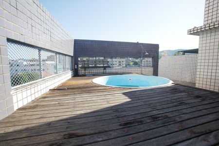 Apartamento à venda com 280m², 5 quartos e 2 vagas Apartamento à venda com 280m², 5 quartos e 2 vagasÁrea comum - Piscina