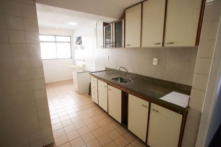 Apartamento à venda com 280m², 5 quartos e 2 vagas Apartamento à venda com 280m², 5 quartos e 2 vagasCozinha e Área de Serviço